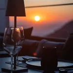 Sun Rocks Boutique - Caldera View & Sunset Dining Experience Firostefani