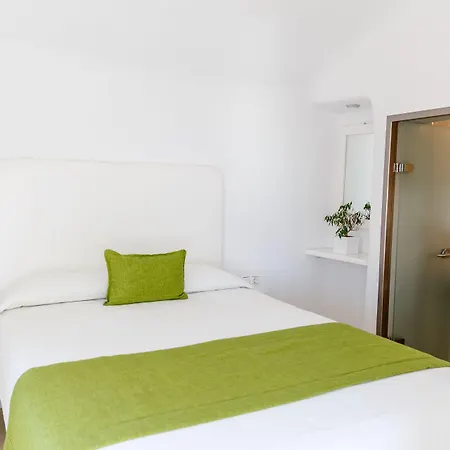 Отель Sun Rocks Boutique - Caldera View & Sunset Dining Experience 3*