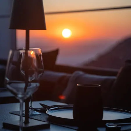 Sun Rocks Boutique - Caldera View & Sunset Dining Experience Firostefani
