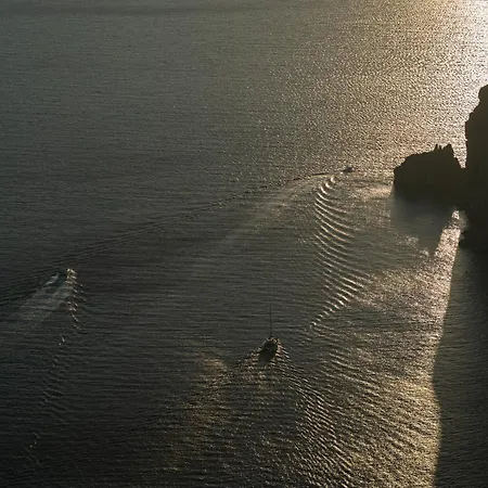Ξενοδοχείο Sun Rocks Boutique - Caldera View & Sunset Dining Experience 3*