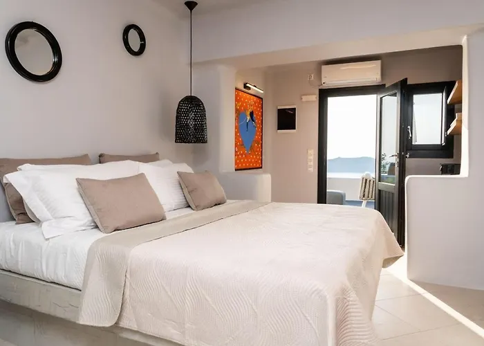 Sun Rocks Boutique - Caldera View & Sunset Dining Experience מלון