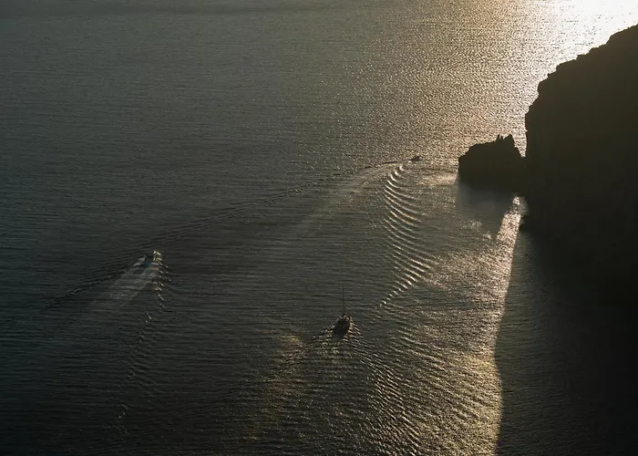 מלון Sun Rocks Boutique - Caldera View & Sunset Dining Experience 3*